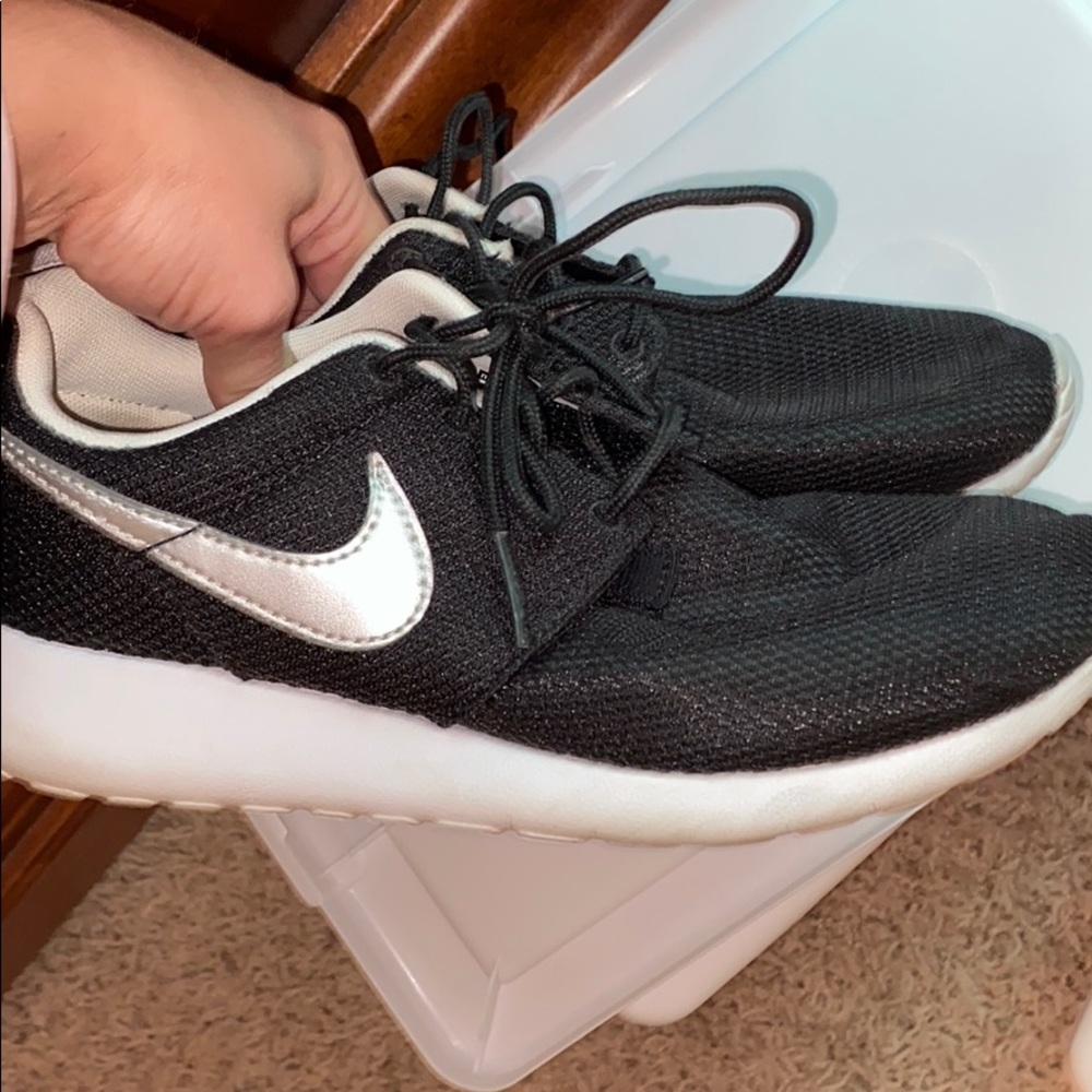 Nike Black Roshe Shoes